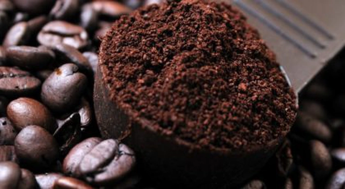 o lingură cu zaț de cafea pe mai multe boabe de cafea