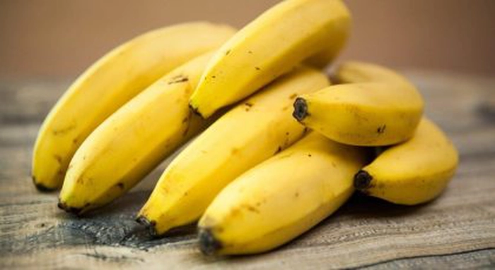 mai multe banane pe o masă
