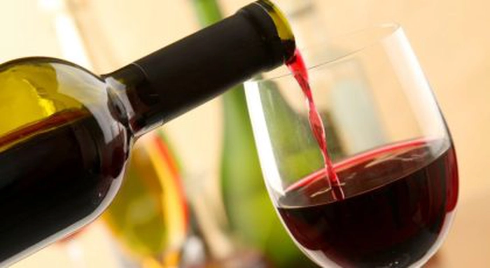 o sticlă și un pahar de vin roșu