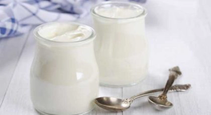 două borcane cu iaurt natural