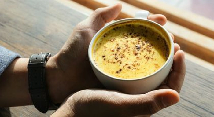 o cană cu lapte cu turmeric