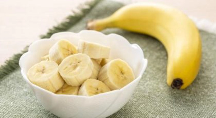 o banană și un bol cu banane tăiate