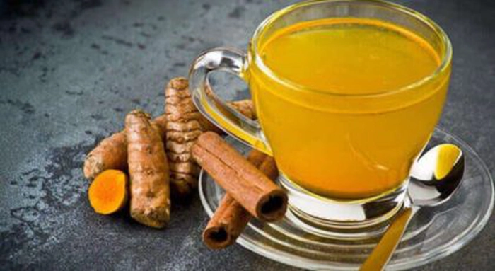 o ceașcă de ceai de turmeric