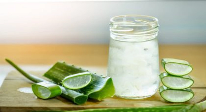 un pahar transparent cu suc de aloe vera
