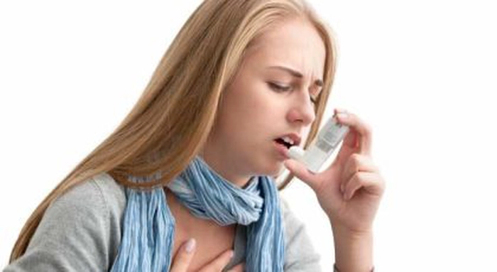 o femeie care folosește un inhalator