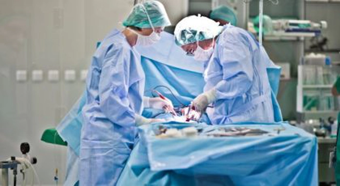medici în operație