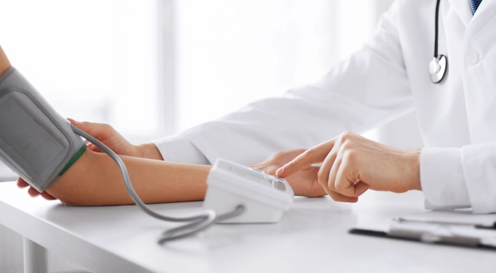 medic care verifica pulsul unei persoane