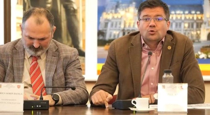  doua persoane la masa in conferinta