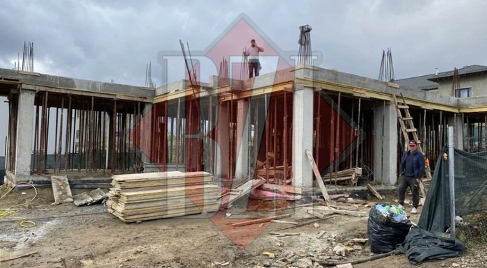 persoane construiesc o casa