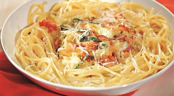 paste carbonara pe o farfurie