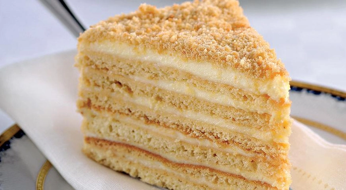 o felie de tort pe o farfurie