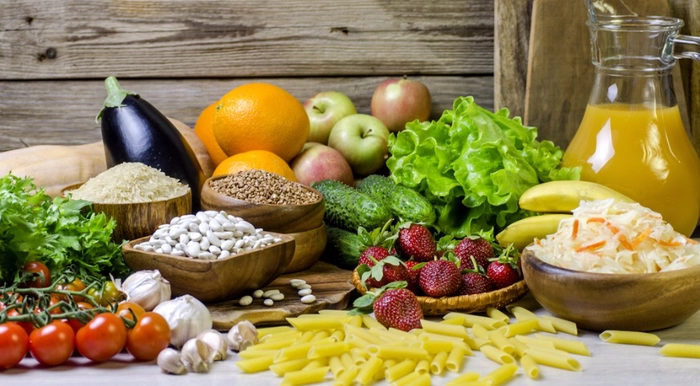 mai multe fructe si legume dar si alte alimente de post pe o masa