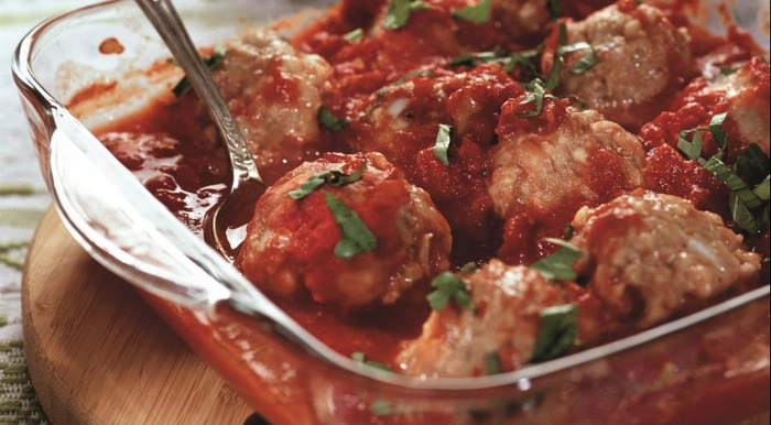 o tava cu chiftele din carne de porc cu sos din rosii