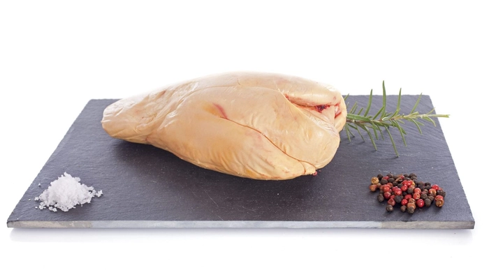 prezentarea unui foie gras de gasca la un tocator