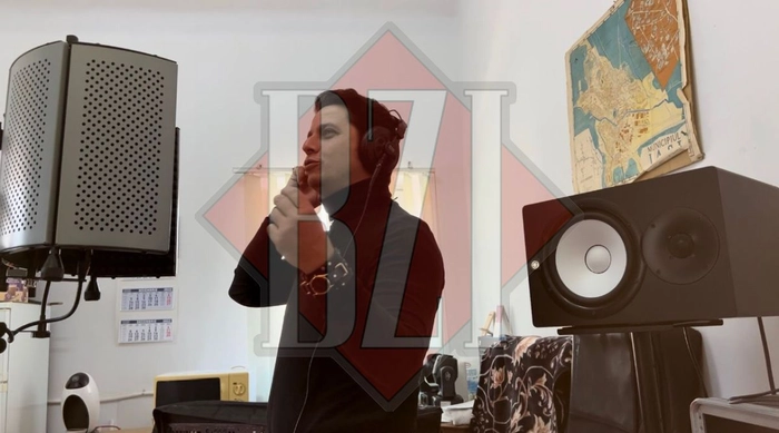 o poza cu un barbat in negru intr-un studio