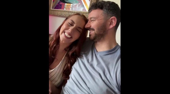 femeia si barbatul apropiati, razand