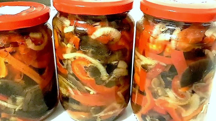 mai multe borcane cu salata de bureti