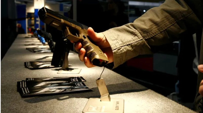 o persoana cu un pistol in mana