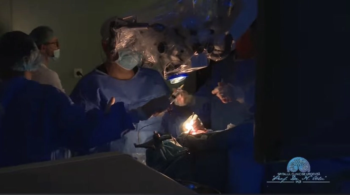 mai mulți medici care operează