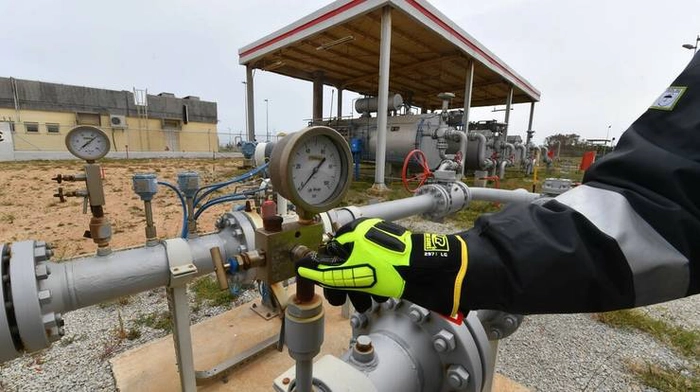 Italia gazul rusesc în ruble, tevi de gaz, barbat ce roteste un robinet de gaz
