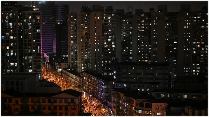 cresc cazurile de Covid-19 în China, orasul Shanghai pe timp de noapte