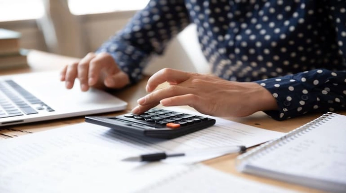 o persoana care calculeaza