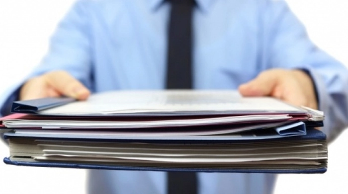 o poză cu niște dosare cu acte