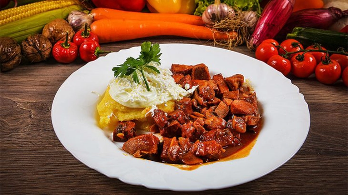 tochitura de porc cu carnat mamaliguta si branza