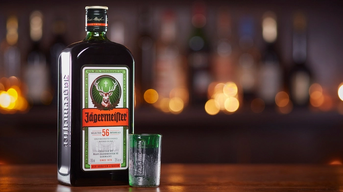 o sticlă de Jägermeister și un pahar