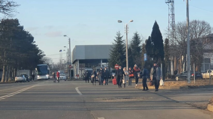 oameni grabiti care trec granita