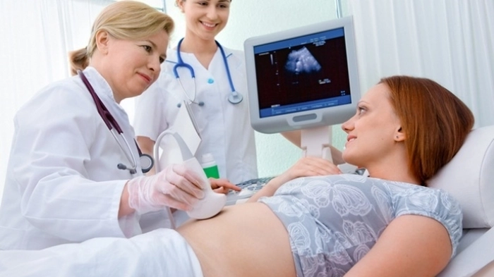 o femeie insarcinata este consultate de catre medic
