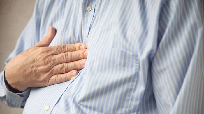 un bărbat cu reflux gastroesofagian