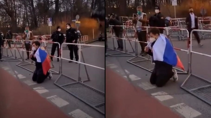 colaj cu o persoana care sta in genunchi
