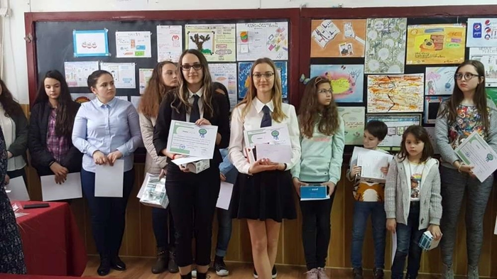  mai multi elevi cu diplome