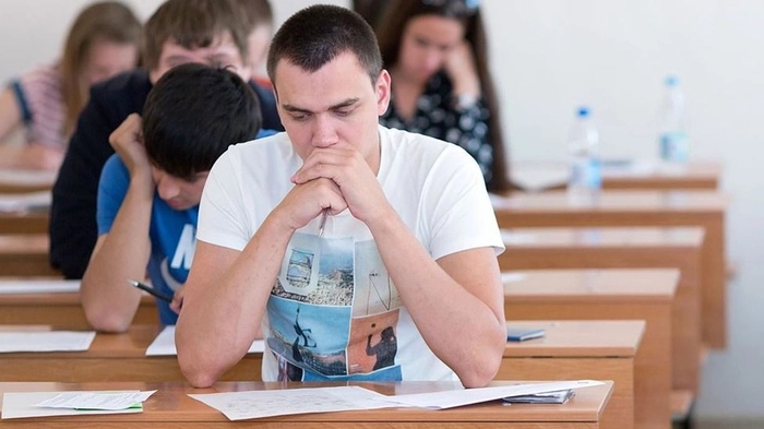 persoana care sustine un examen si pare ingrijorata