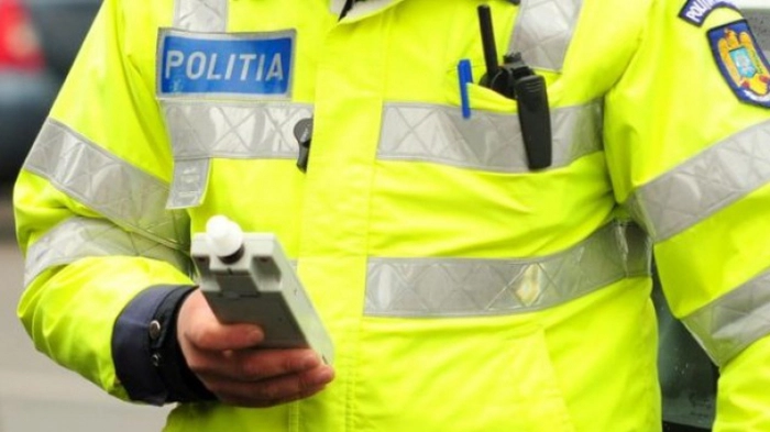 un politist cu un etilotest in mana
