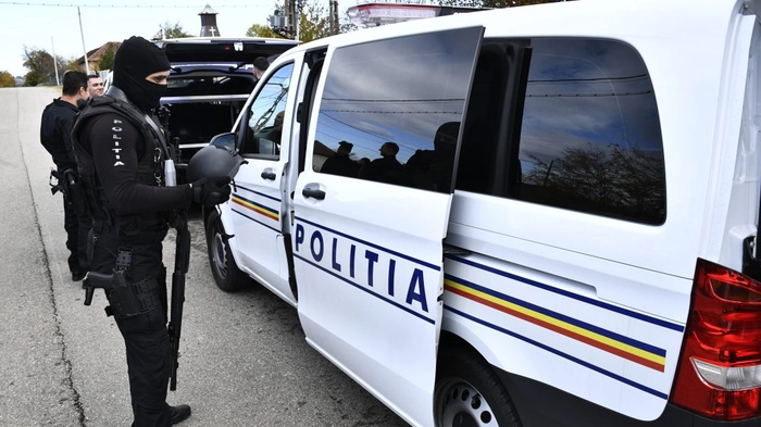 un mascat langa duba de politie
