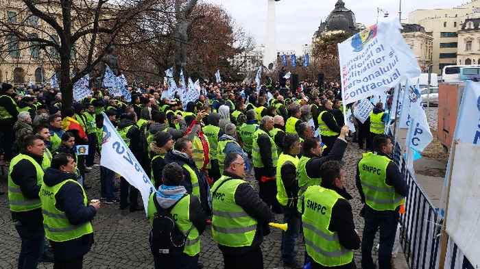 mai multe persoane care protesteaza
