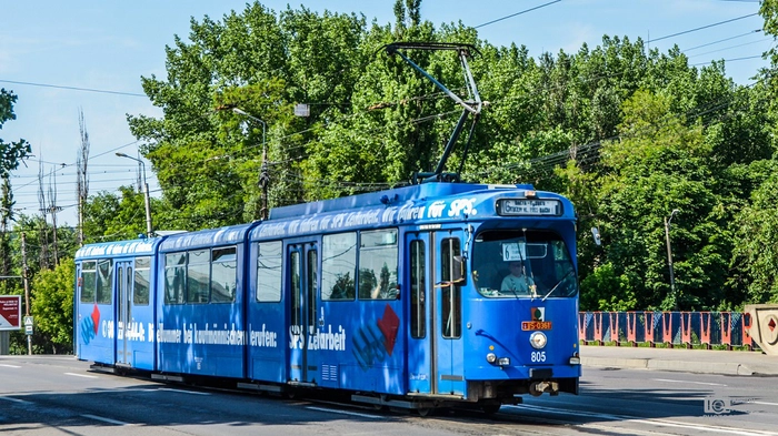  un tramvai pe sine