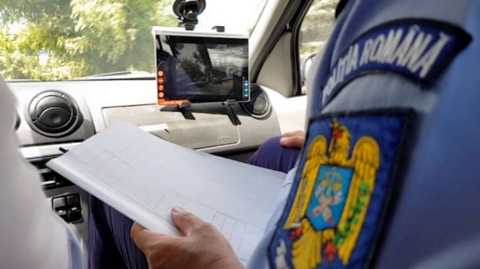 o imagine cu un examinator in timpul examenului auto