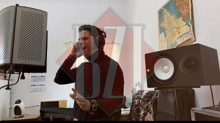  o poza cu Ciprian Surugiu in culisele concursului Romanii au talent