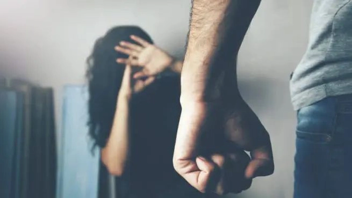 o poză cu un bărbat care lovește o femeie