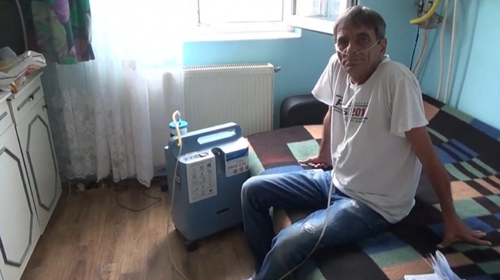 : poză cu un bărbat care este dependent de oxigen artificial