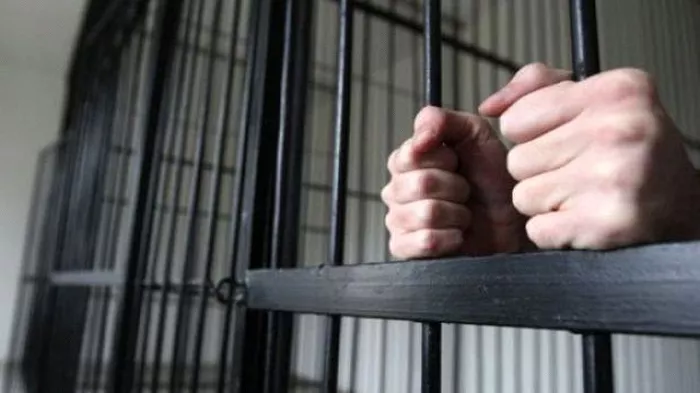 o poză cu o persoană în centru de detenție