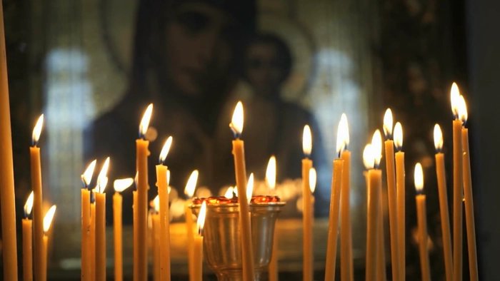 lumânări aprinse pentru sufletul părinților decedați