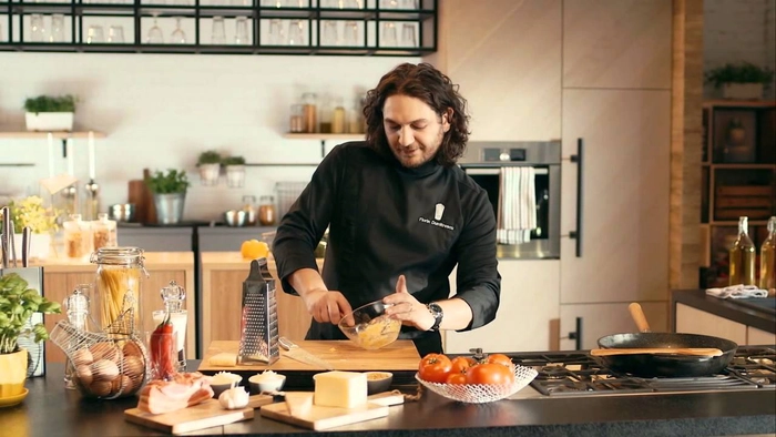 chef Florin Dumitrescu prepară carbonara