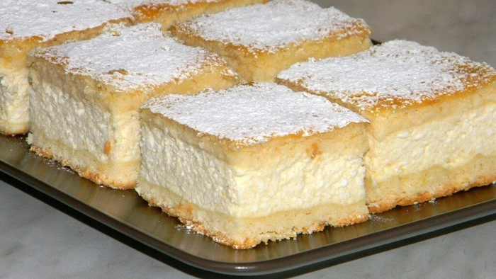 farfurie cu prajitura cu branza de vaci