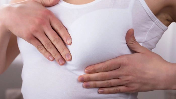 femeie care aucză durere deasupra sânului stâng