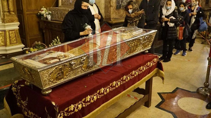 persoana care se inchina la Moastele Sf Parascheva