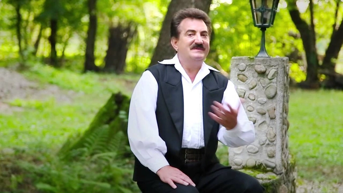 Petrică Mâțu Stoian în cămașă albă și vestă neagră